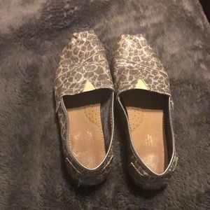 Glitter giraffe print toms 8.5